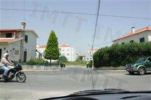 A qual dos dois veículos devo ceder a passagem?