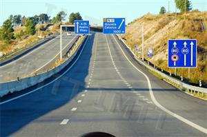 Devido à sinalização vertical que se encontra nesta via, na via de trânsito mais à direita não tenho obrigação de circular a velocidade mínima. Concorda com a afirmação?