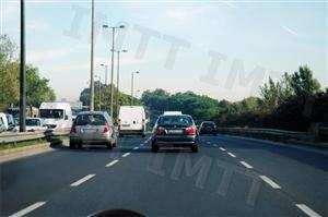 Ao circular nesta via com intensidade de trânsito, estou obrigado a moderar a velocidade do meu veículo?