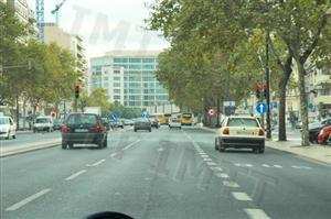 Como se designa a marca rodoviária que se encontra do meu lado direito?