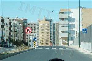 É permitida a realização da manobra de inversão do sentido de marcha atendendo à sinalização vertical?