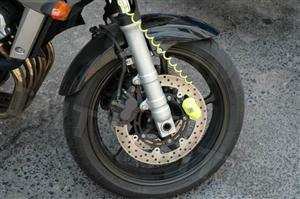 Nos motociclos, os pneus de origem devem ser substituídos por outros mais largos.