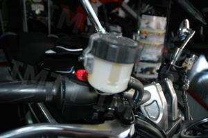 O líquido dos travões de motociclos pode ser nivelado pelo máximo?