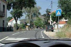 Se conduzir uma máquina agrícola ou motocultivador, a velocidade máxima permitida dentro das localidades é de: