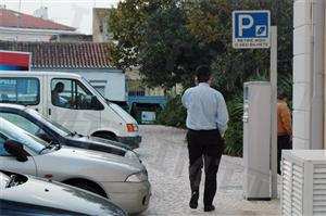 O não pagamento das taxas correspondentes a 5 dias de utilização de um parque implica que se considera o veículo em: