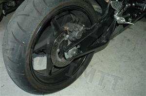 Pode dizer-se que os motociclos são considerados instáveis por causa da fraca aderência dos pneus?