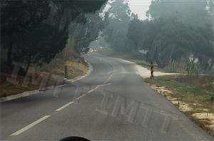 A visibilidade é reduzida ou insuficiente sempre que o condutor não possa avistar a faixa de rodagem em toda a sua largura numa extensão de, pelo menos, 50 metros.