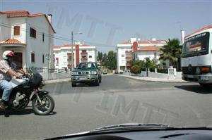 Quando posso avançar, sabendo que tenho intenção de mudar de direcção à direita?