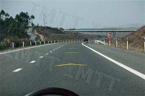 A linha branca no lado direito da faixa de rodagem designa-se: