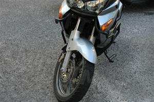 Um motociclo de duas rodas pode estar equipado com um quadro tubular em aço?