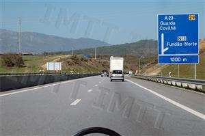 Circulando na via de trânsito mais à direita de uma auto-estrada posso transitar a menos de 50 km/h.