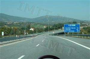 Ao circular nesta via de trânsito como devo proceder em caso de súbita redução de velocidade?