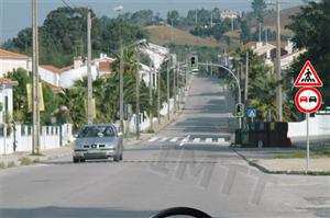 Posso parar o meu veículo na passagem de peões assinalada?