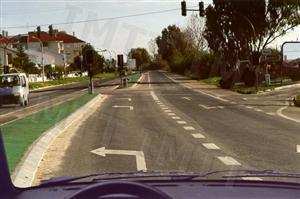 Continuando a circular nesta via de trânsito, na próxima intersecção, devo: