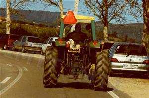 O painel colocado à retaguarda do veículo indica: