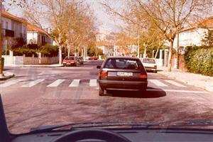 Os automóveis ligeiros devem estar equipados com um sinal de pré-sinalização?