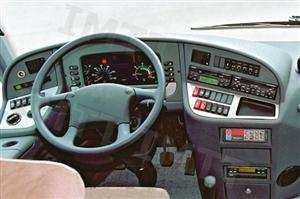 A correcta regulação do banco do condutor, deve permitir: