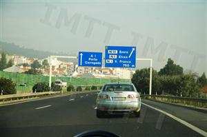 Encontro-me correctamente posicionado nesta via de trânsito para seguir para Vila Franca?