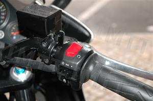Num motociclo, o interruptor de cor vermelha colocado no lado direito do guiador, tem como função: