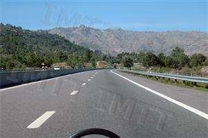 Onde é que os automóveis ligeiros com reboque estão proibidos de circular a velocidade máxima superior a 80 km/h?