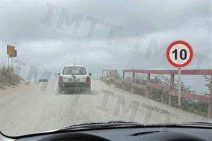 O sinal limita a velocidade: