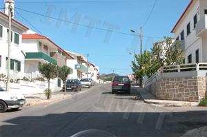 Como deve proceder o condutor do veículo branco?