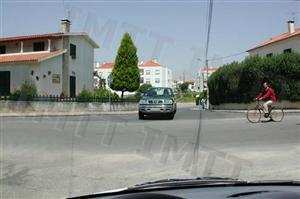 Quando deve avançar o veículo verde, sabendo que se encontra perante o sinal de STOP?