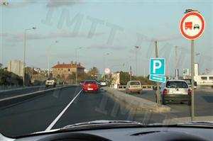 Perante a sinalização, a realização da manobra de ultrapassagem é proibida, aos condutores de: