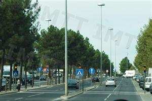 A luz de cor amarela não intermitente indica-me: