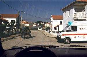 Nesta situação, qual deve ser o primeiro veículo a avançar?