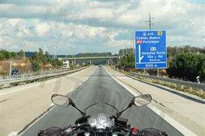Um motociclista deve circular sempre com as luzes de cruzamento ligadas: