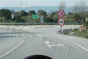 Perante a sinalização existente, devo saber que, na via à minha direita, podem circular: