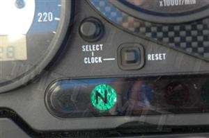 A luz avisadora de cor verde, com a inscrição N e presente no painel de instrumentos, quando acesa, informa o condutor que: