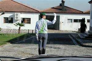 O sinal que o agente regulador de trânsito faz, indica: