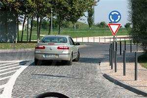 O condutor que circula à minha frente, pretende mudar de direcção à direita. Procede correctamente: