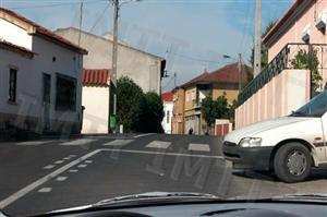 Nesta situação em que o outro condutor sai dum caminho particular, fico obrigado a ceder a passagem?