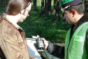 Uma das consequências da condução sob influência de álcool é: