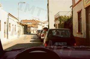 A responsabilidade pelo não uso do cinto de segurança por um menor recai sobre: