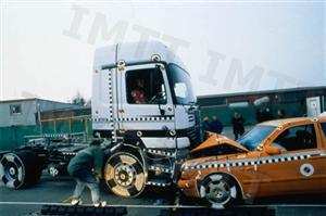 O local exacto do acidente, o número de vítimas e respectivo estado, as circunstâncias agravantes e o número de veículos envolvidos, fazem parte: