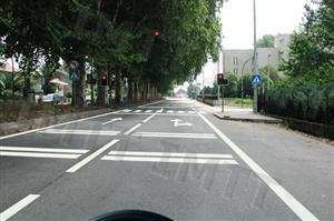 A sequência de pares de linhas transversais de cor branca que se encontram no pavimento, servem para indicar aos condutores: