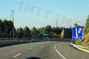 O sinal vertical informa-me que vou encontrar um local onde posso inverter o sentido de marcha.