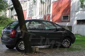 O condutor do veículo estacionado em cima do passeio comete uma infracção?