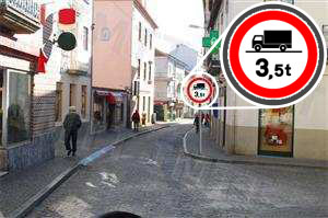 Os automóveis pesados de mercadorias com um peso total de 5 toneladas estão proibidos de circular na via em que o sinal se encontra colocado.