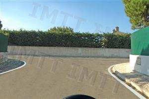 Ao aproximar-me deste entroncamento devo saber que tenho prioridade sobre os veículos que se apresentem pela: