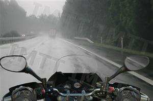 Na condução de um motociclo de duas rodas em piso molhado, à medida que a velocidade aumenta: