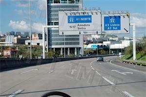 Circulo com um automóvel ligeiros de passageiros sem reboque, numa via reservada a automóveis e motociclos. Qual a velocidade máxima a que posso transitar?