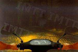 O uso de sinalização luminosa e de iluminação nos motociclos e ciclomotores só é obrigatória durante a noite.