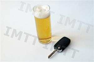 Um condutor ingeriu em excesso bebidas alcoólicas. Pode conduzir sem problemas?