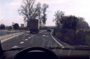 Pretendo mudar de direcção à esquerda, devo continuar nesta via de trânsito?