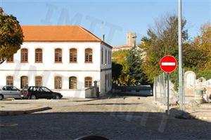 O trânsito de veículos é proibido, em ambos os sentidos, na via em que o sinal vertical se encontra colocado.